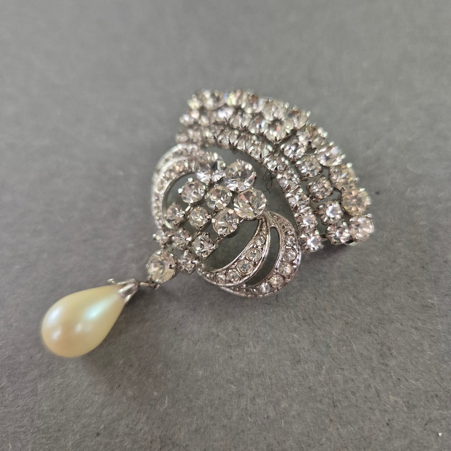 Glamouröse Vintage-Brosche mit Strass und Tropfenperle
