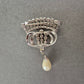 Glamouröse Vintage-Brosche mit Strass und Tropfenperle