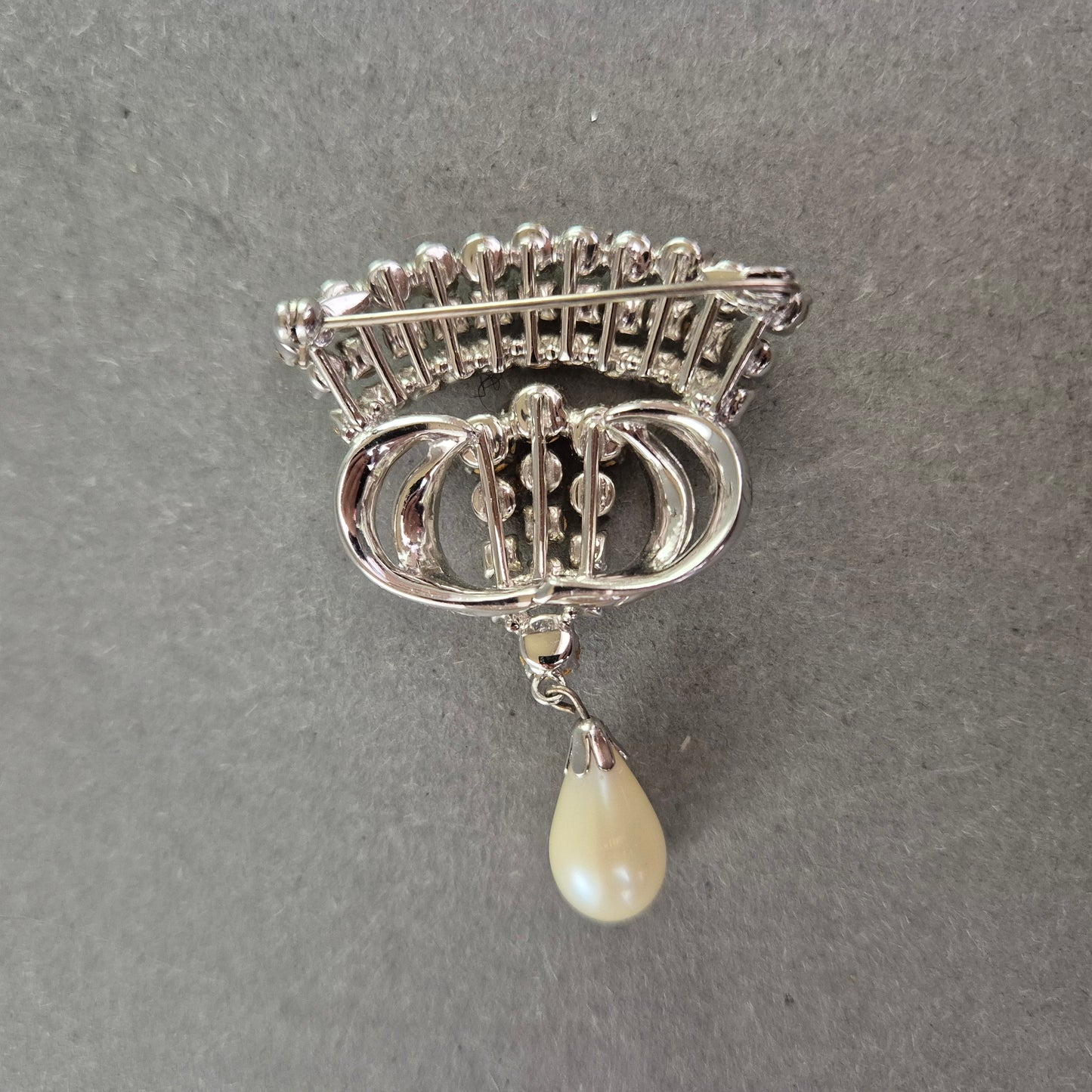 Glamouröse Vintage-Brosche mit Strass und Tropfenperle