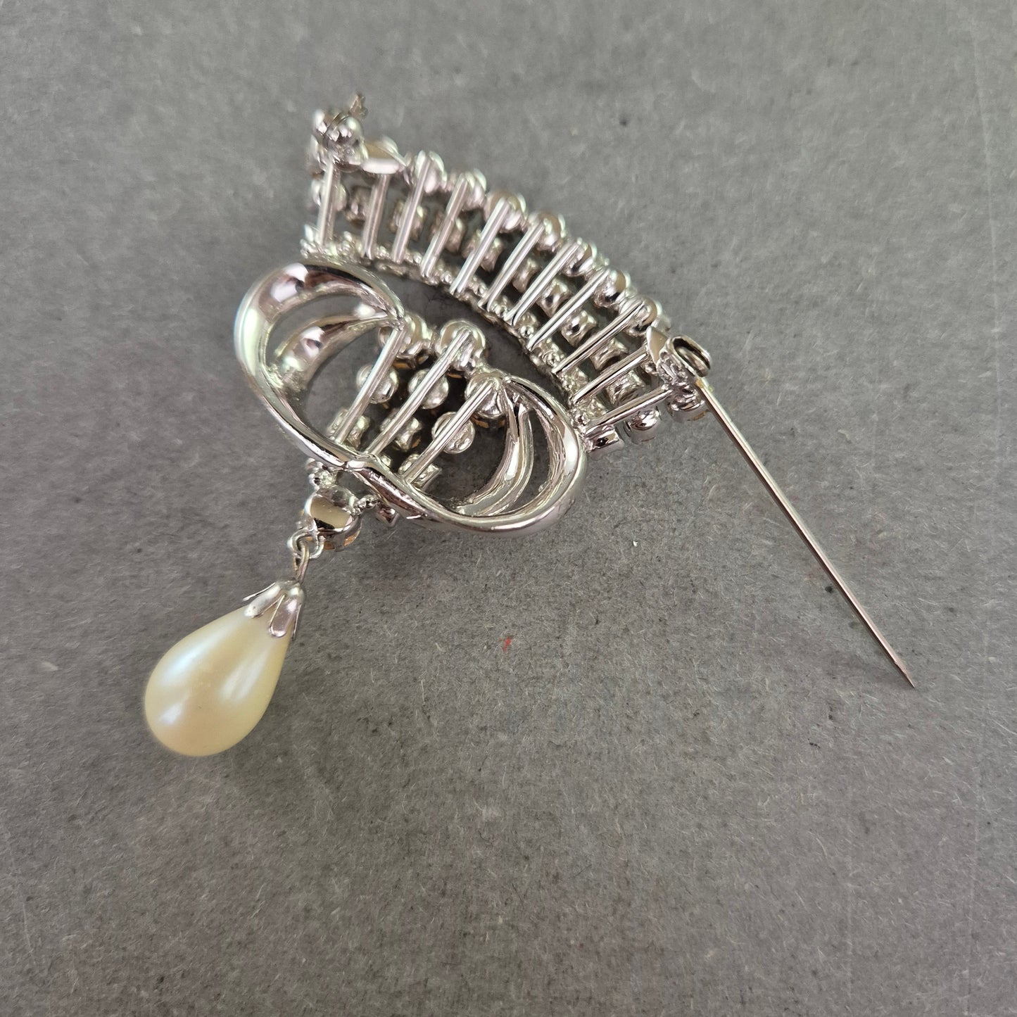 Glamouröse Vintage-Brosche mit Strass und Tropfenperle