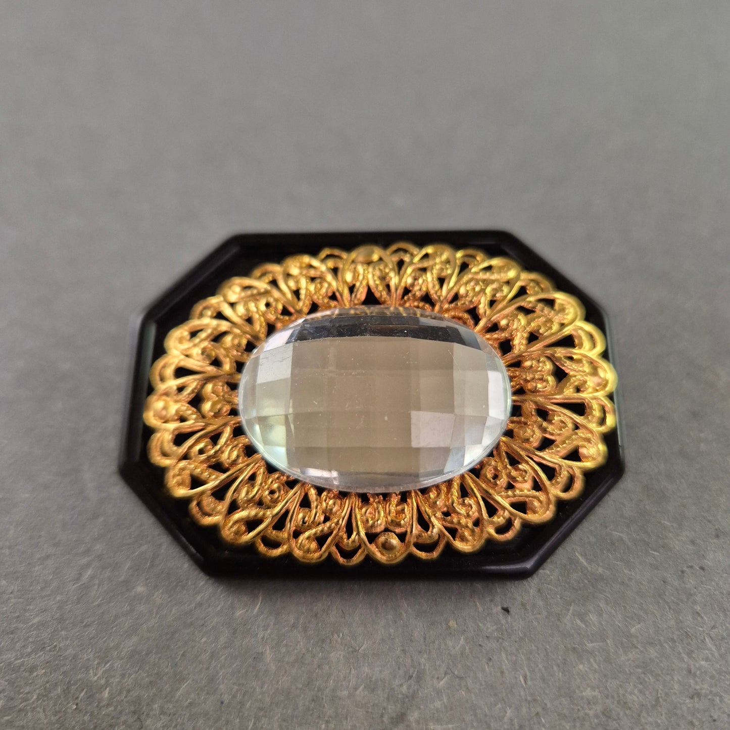Vintage-Brosche mit Facettstein – Schwarz-Goldenes Design im Barockstil
