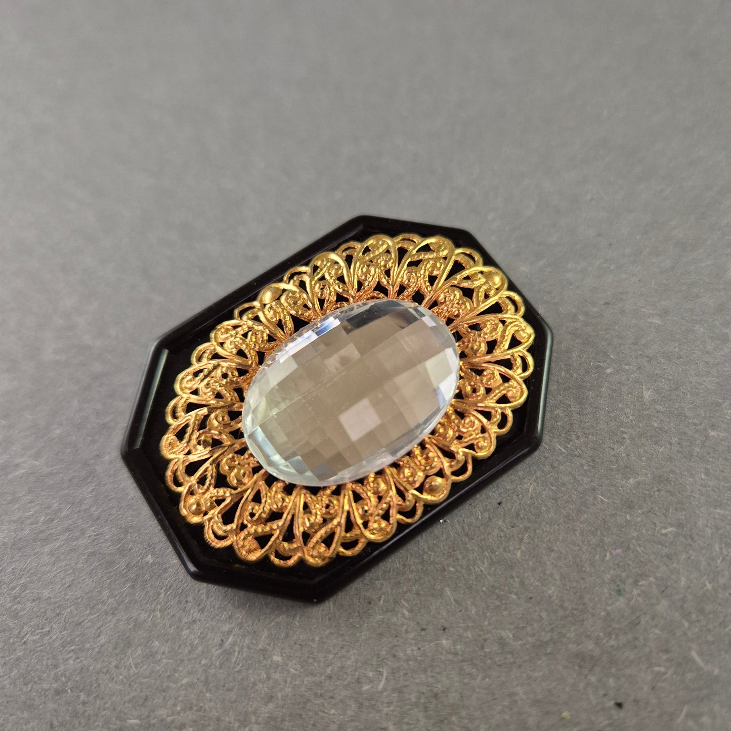 Vintage-Brosche mit Facettstein – Schwarz-Goldenes Design im Barockstil