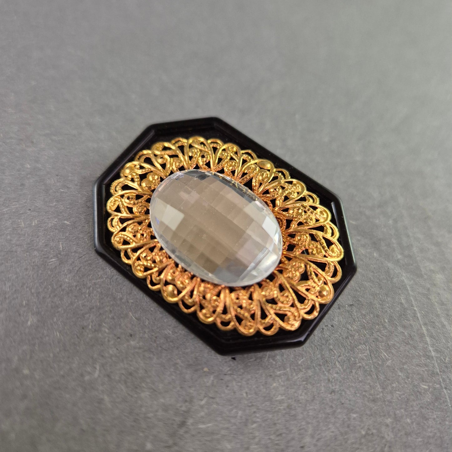 Vintage-Brosche mit Facettstein – Schwarz-Goldenes Design im Barockstil