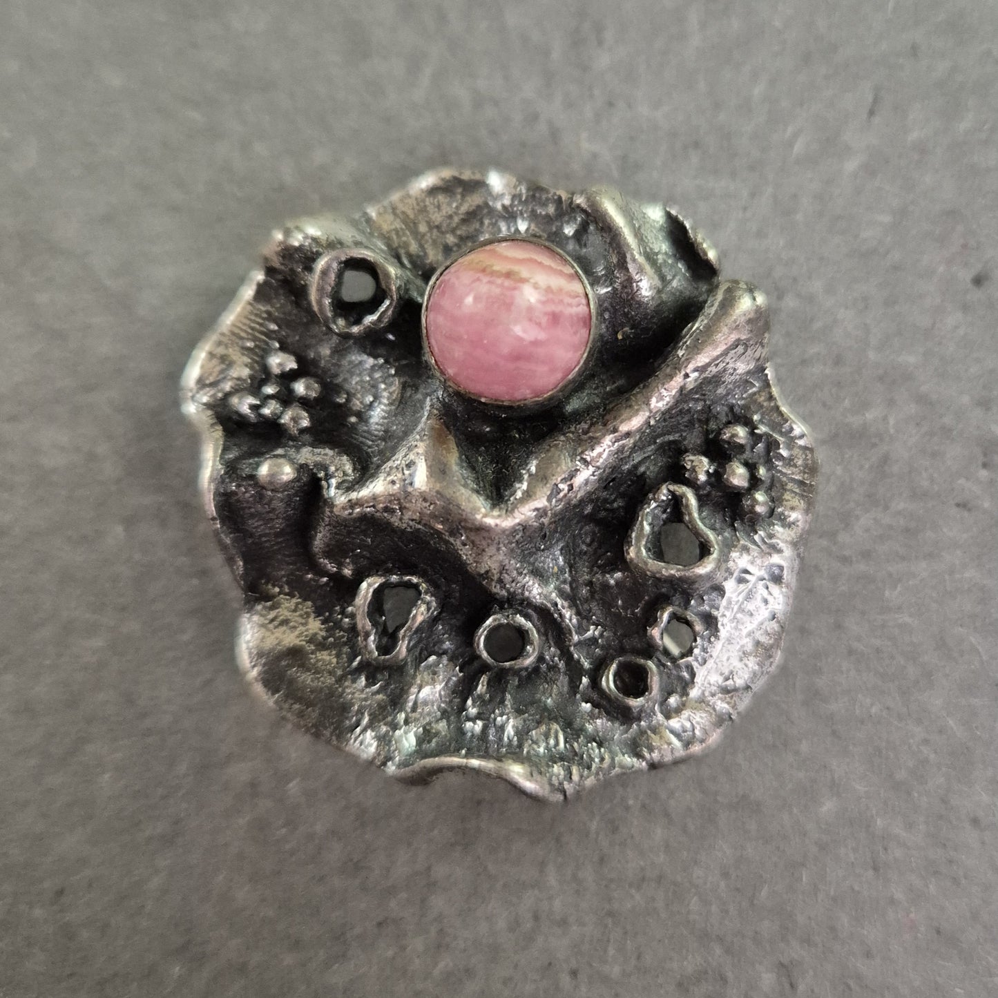 Künstlerischer Vintage-Anhänger – Strukturdesign mit rosa Stein