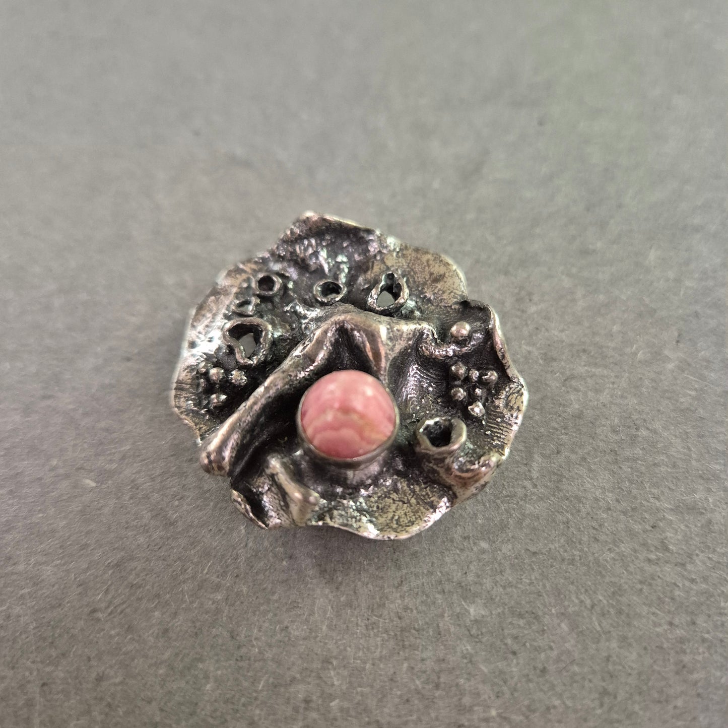 Künstlerischer Vintage-Anhänger – Strukturdesign mit rosa Stein