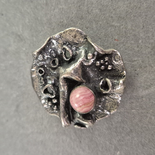 Künstlerischer Vintage-Anhänger – Strukturdesign mit rosa Stein