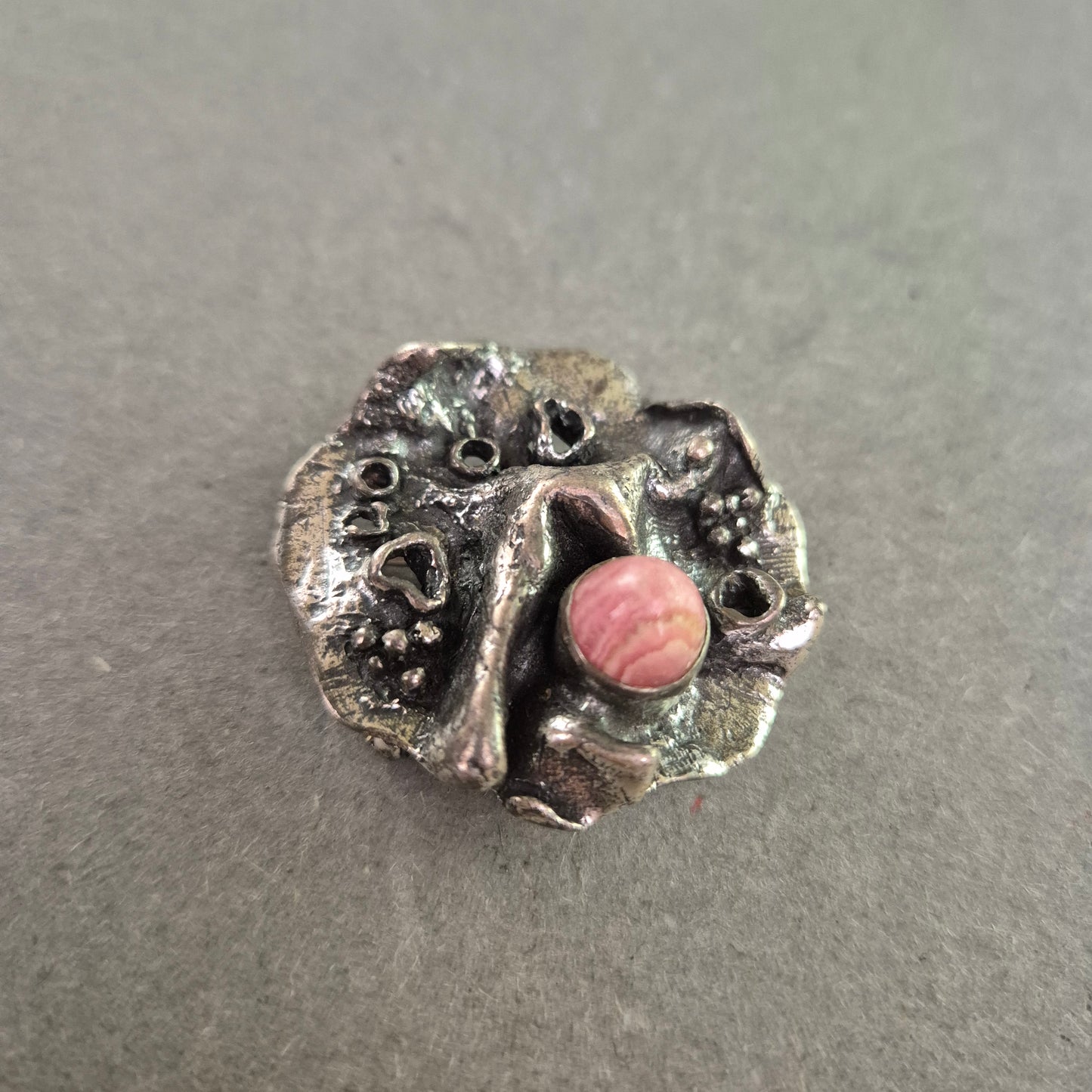 Künstlerischer Vintage-Anhänger – Strukturdesign mit rosa Stein