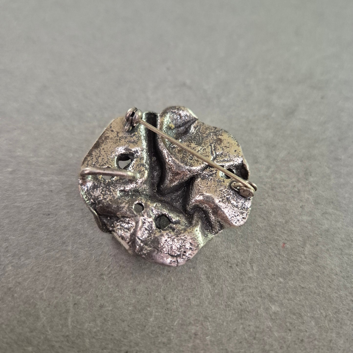 Künstlerischer Vintage-Anhänger – Strukturdesign mit rosa Stein