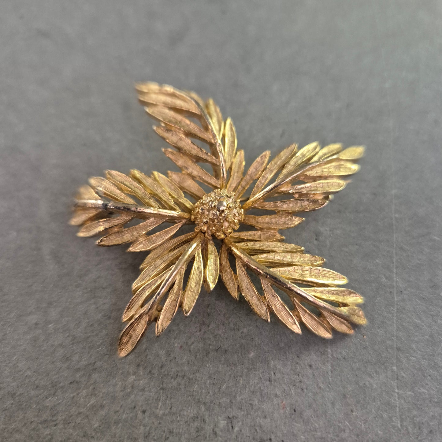 Florale Vintage-Brosche – Vergoldet mit filigranen Blütenblättern