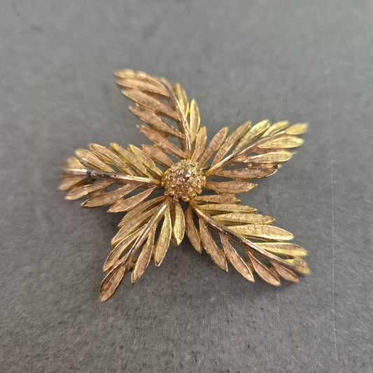Florale Vintage-Brosche – Vergoldet mit filigranen Blütenblättern