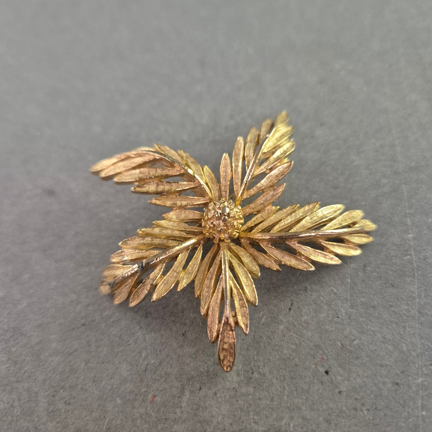 Florale Vintage-Brosche – Vergoldet mit filigranen Blütenblättern