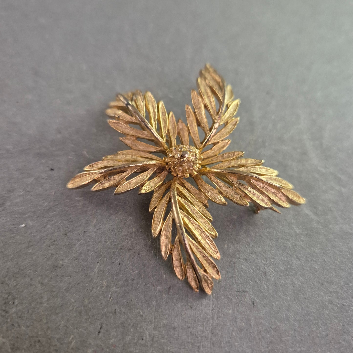 Florale Vintage-Brosche – Vergoldet mit filigranen Blütenblättern