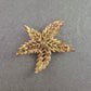 Florale Vintage-Brosche – Vergoldet mit filigranen Blütenblättern