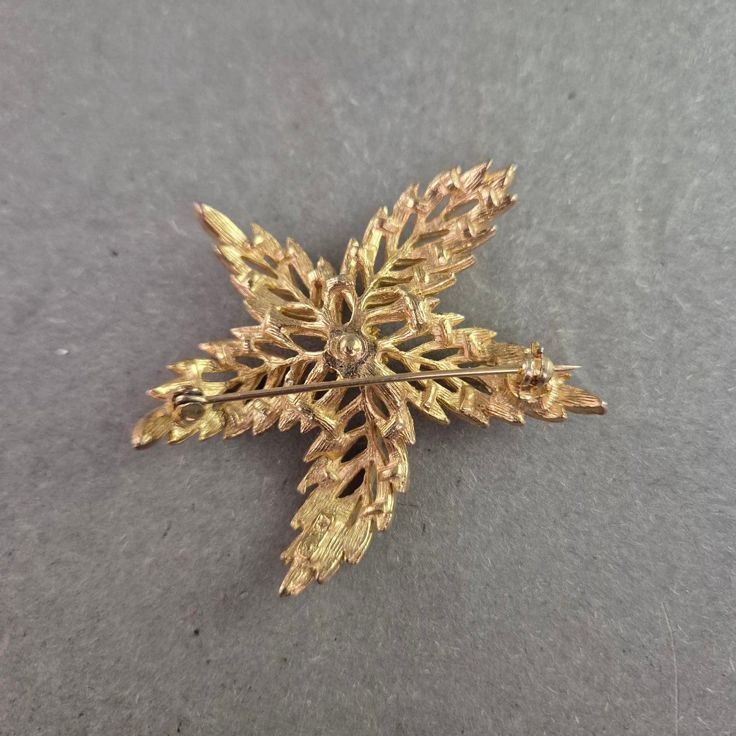 Florale Vintage-Brosche – Vergoldet mit filigranen Blütenblättern