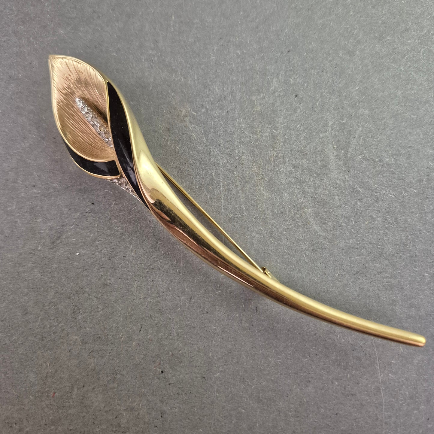 Elegante Brosche im Calla-Stil – Goldoptik mit schwarzem Emaille