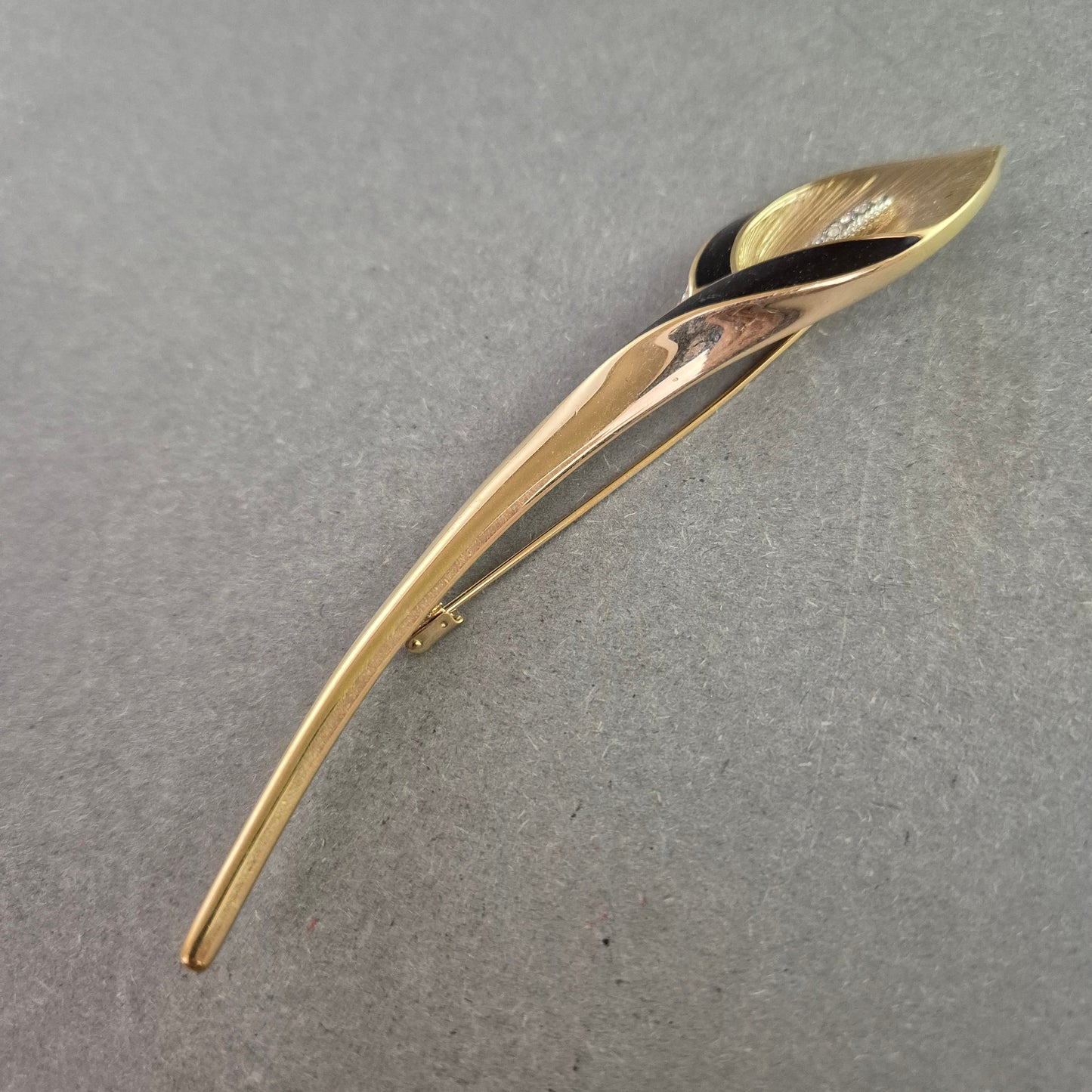 Elegante Brosche im Calla-Stil – Goldoptik mit schwarzem Emaille