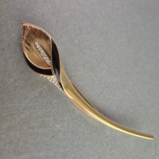 Elegante Brosche im Calla-Stil – Goldoptik mit schwarzem Emaille