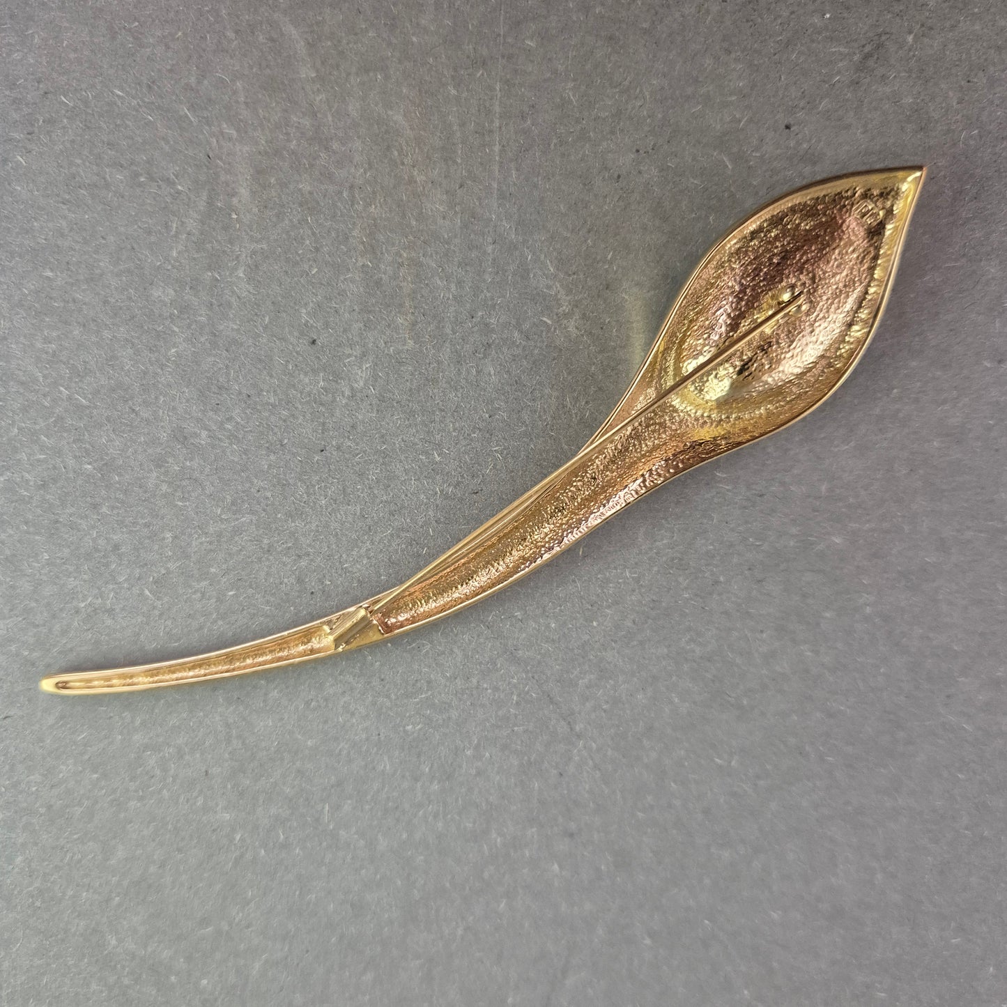 Elegante Brosche im Calla-Stil – Goldoptik mit schwarzem Emaille