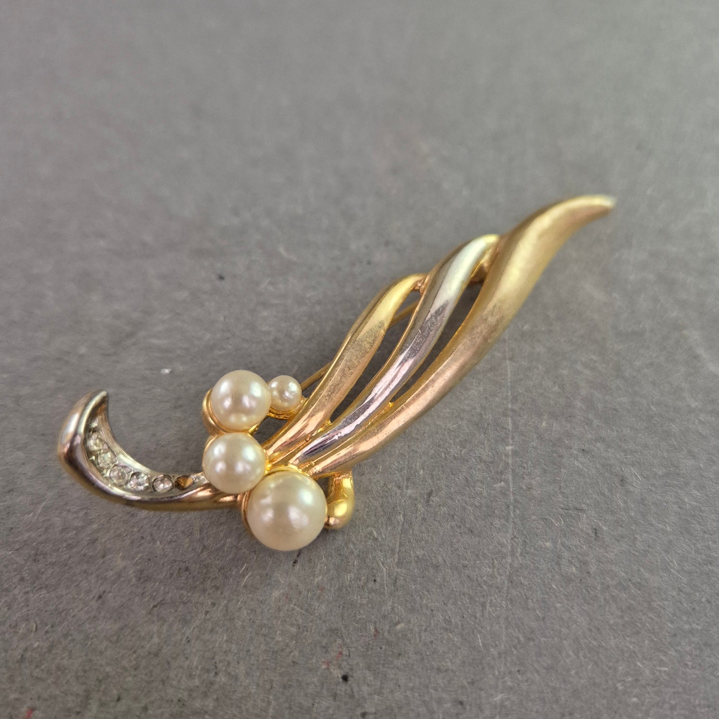 Elegante Brosche in Goldoptik – Mit Perlen und Strass verziert