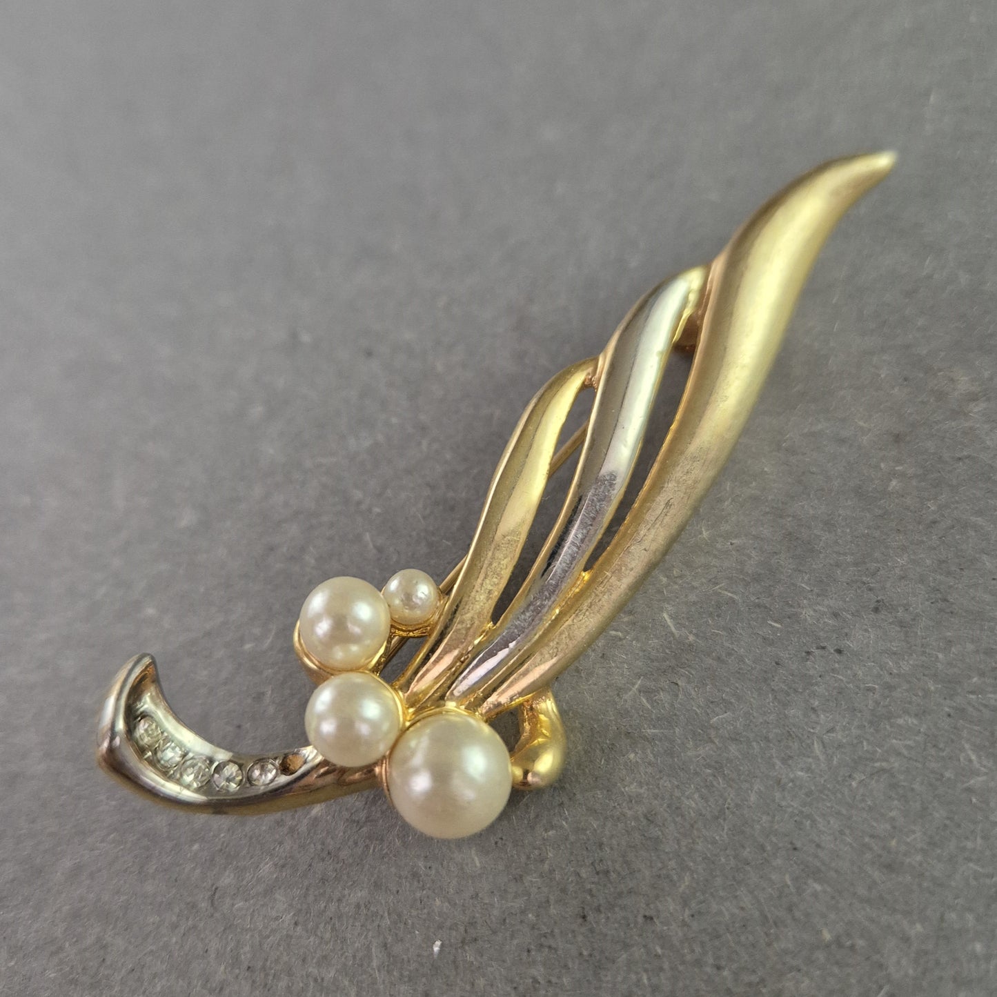 Elegante Brosche in Goldoptik – Mit Perlen und Strass verziert