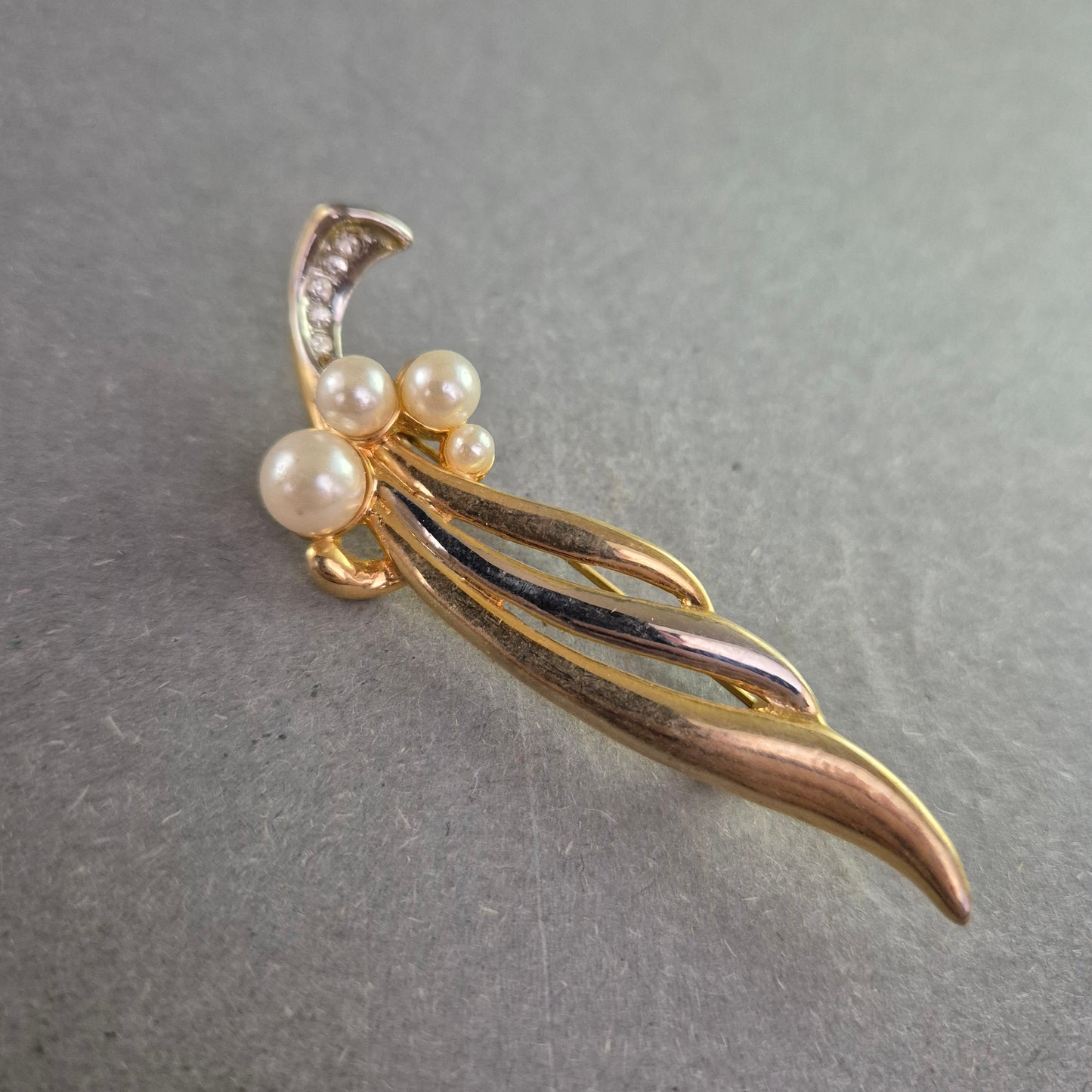 Elegante Brosche in Goldoptik – Mit Perlen und Strass verziert