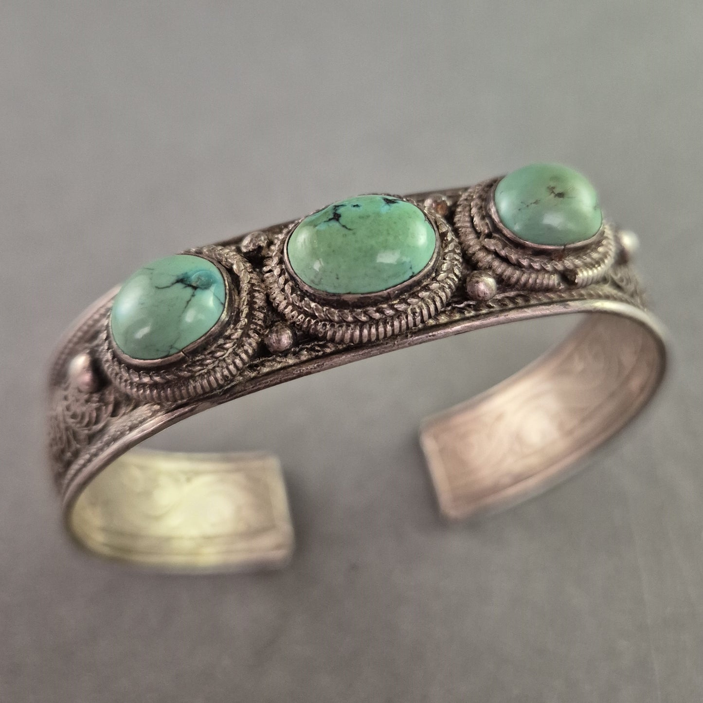 Tribal Armreif im Ethno-Stil – Versilbert mit Türkissteinen