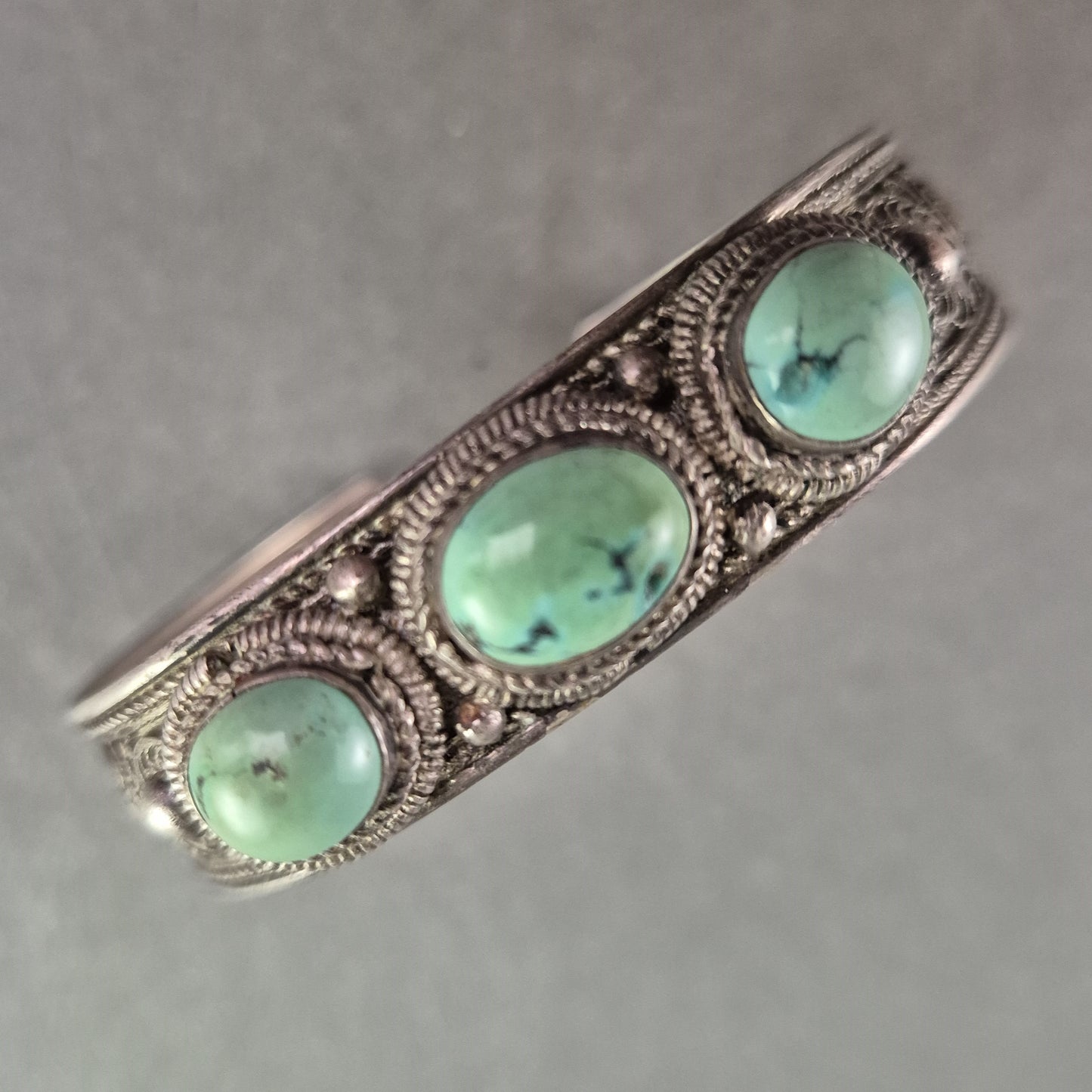 Tribal Armreif im Ethno-Stil – Versilbert mit Türkissteinen