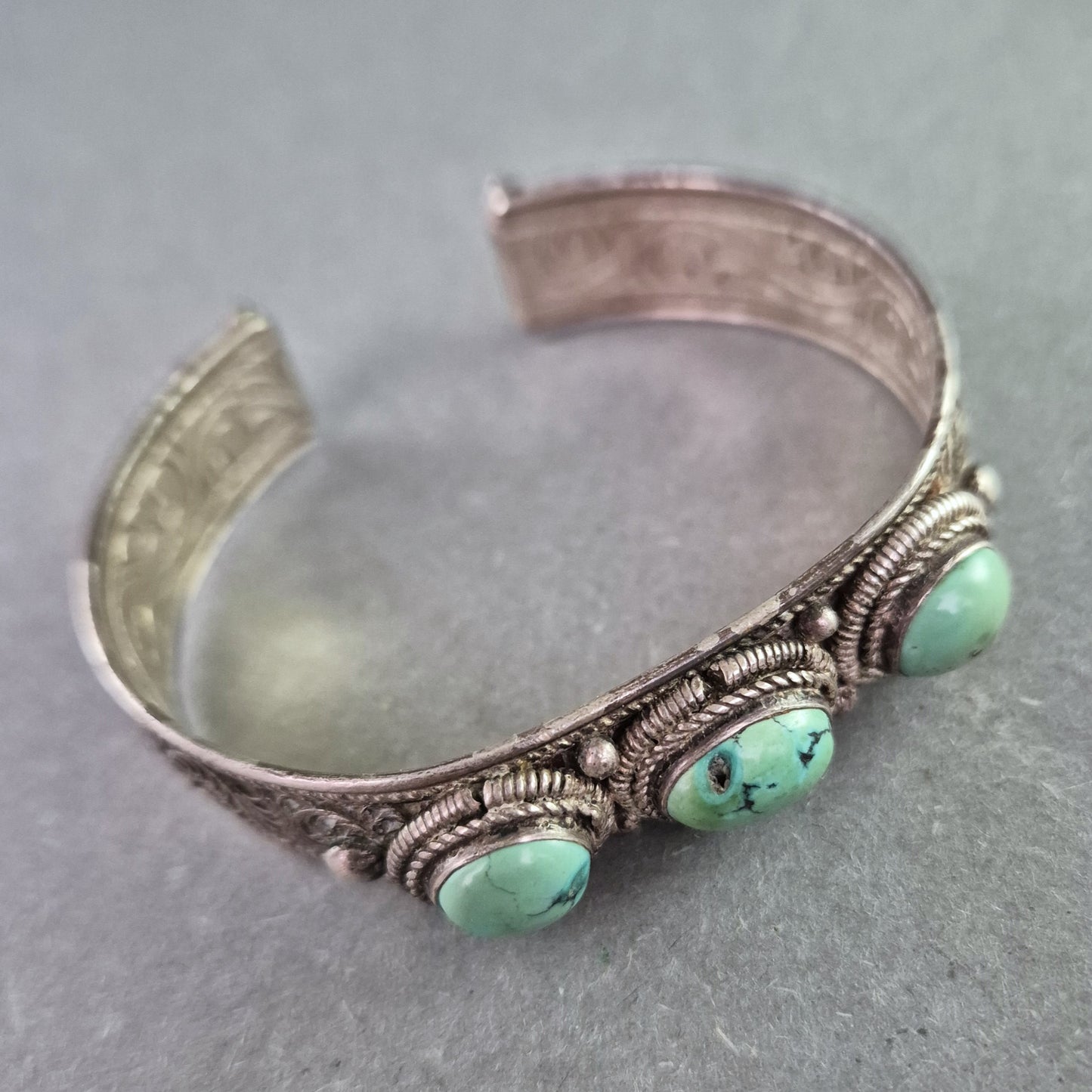 Tribal Armreif im Ethno-Stil – Versilbert mit Türkissteinen