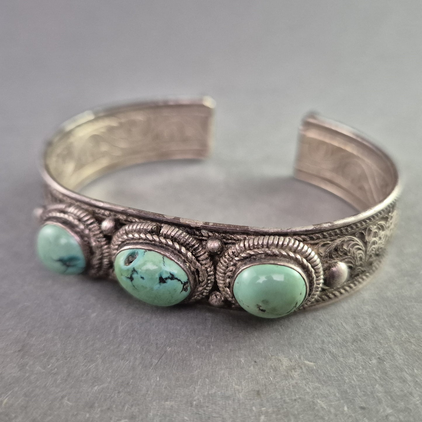 Tribal Armreif im Ethno-Stil – Versilbert mit Türkissteinen