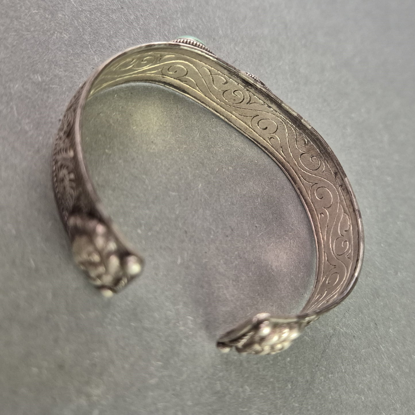 Tribal Armreif im Ethno-Stil – Versilbert mit Türkissteinen