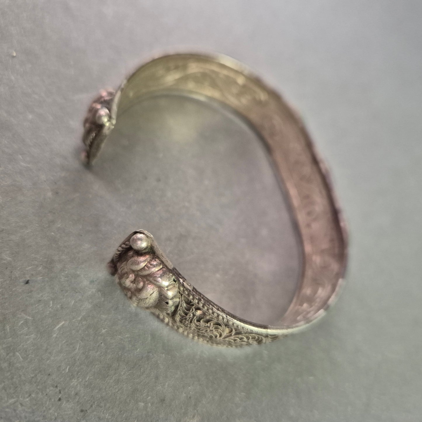 Tribal Armreif im Ethno-Stil – Versilbert mit Türkissteinen