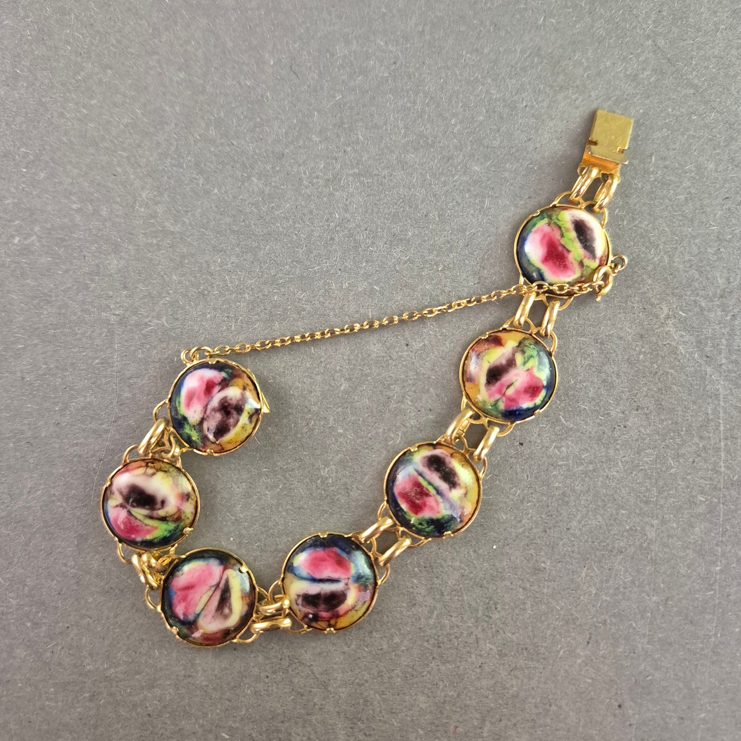 Vintage-Armband mit floraler Keramik – Rückseite in Goldoptik