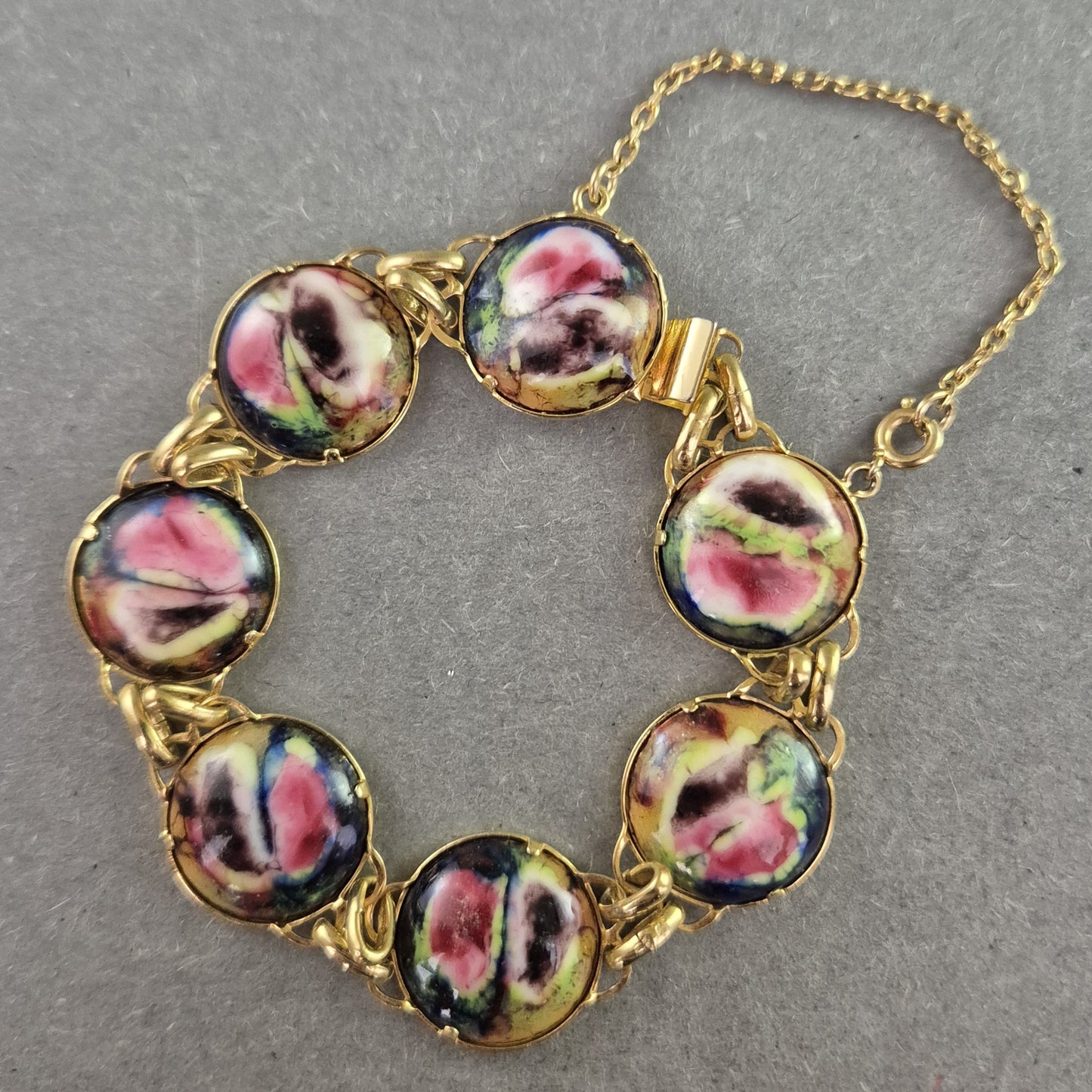 Vintage-Armband mit floraler Keramik – Rückseite in Goldoptik