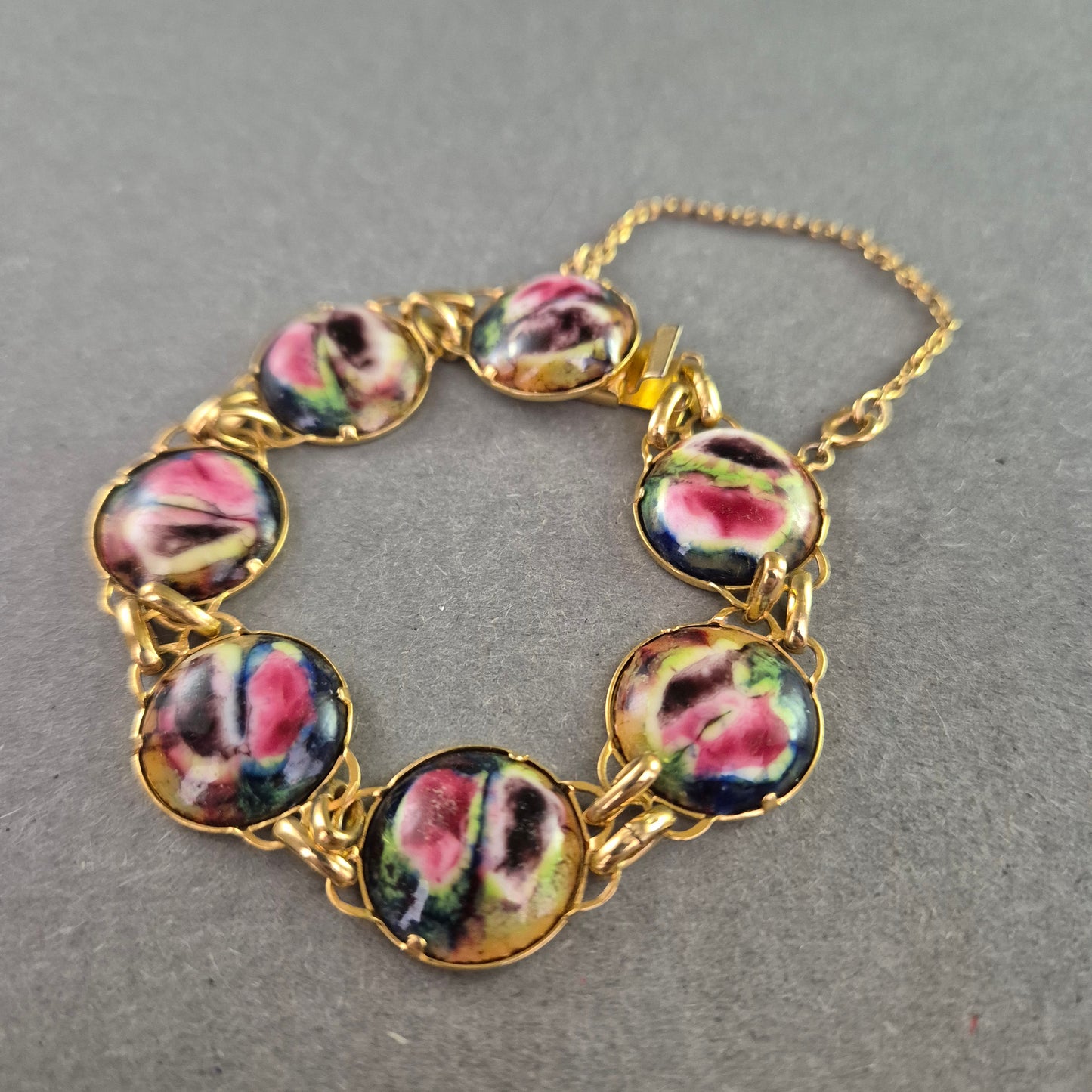 Vintage-Armband mit floraler Keramik – Rückseite in Goldoptik