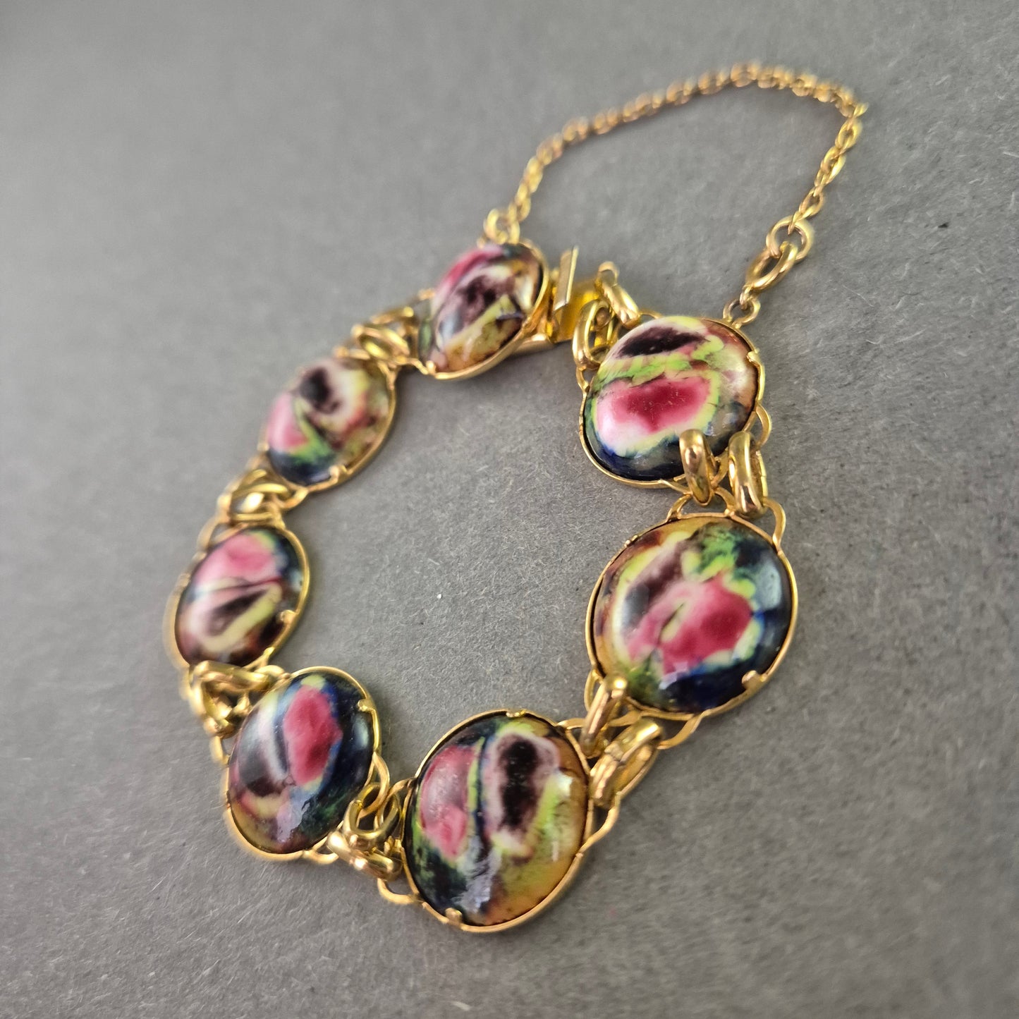 Vintage-Armband mit floraler Keramik – Rückseite in Goldoptik