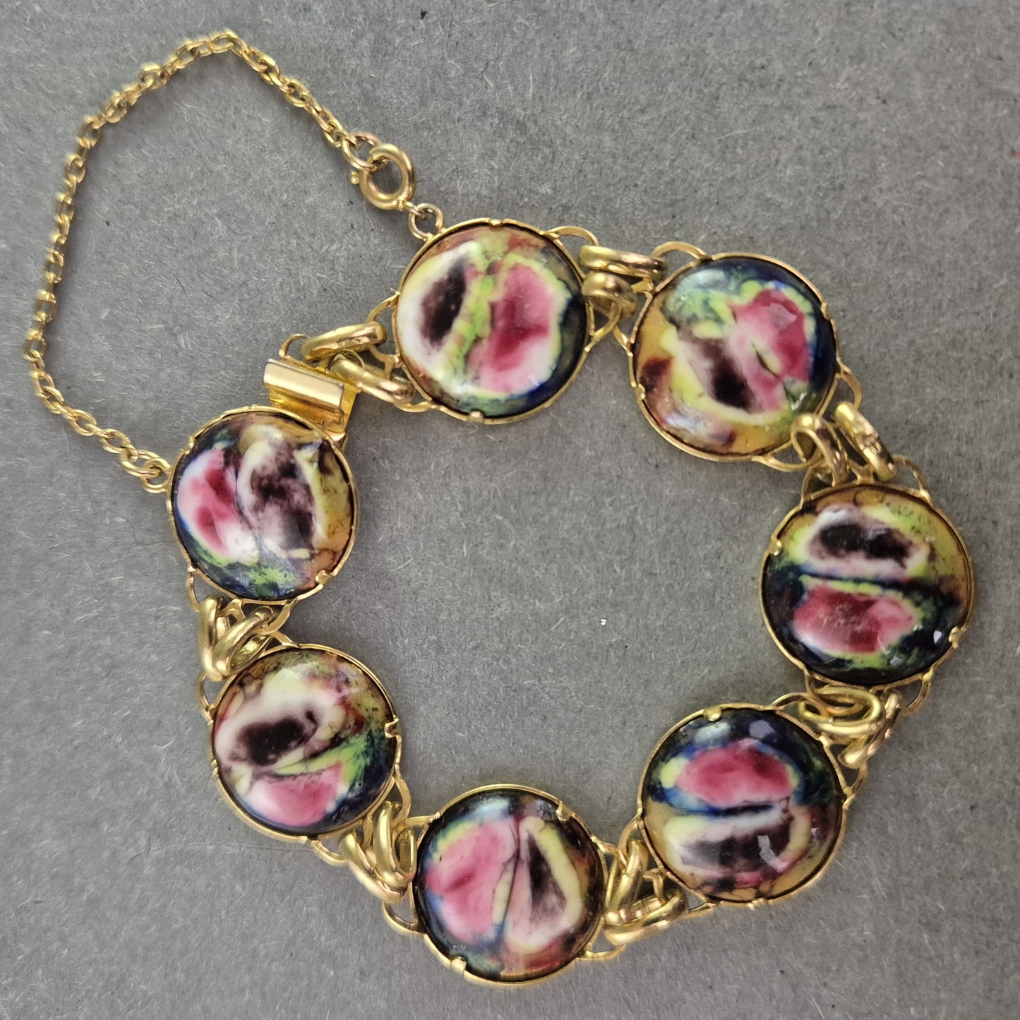 Vintage-Armband mit floraler Keramik – Rückseite in Goldoptik