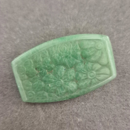 Art-Deco-Stil Brosche – Grüne Kunststoffplatte mit floralem Relief