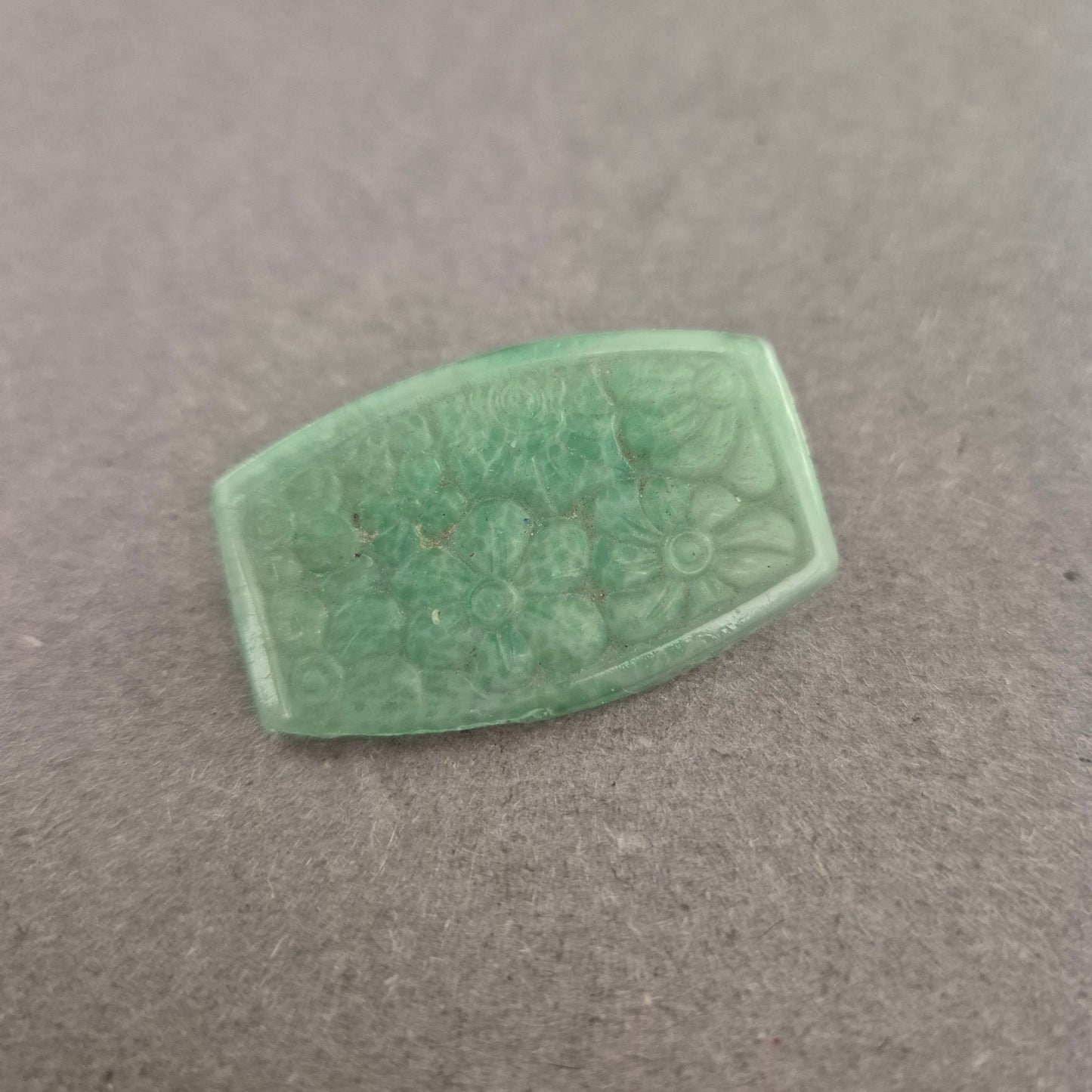 Art-Deco-Stil Brosche – Grüne Kunststoffplatte mit floralem Relief
