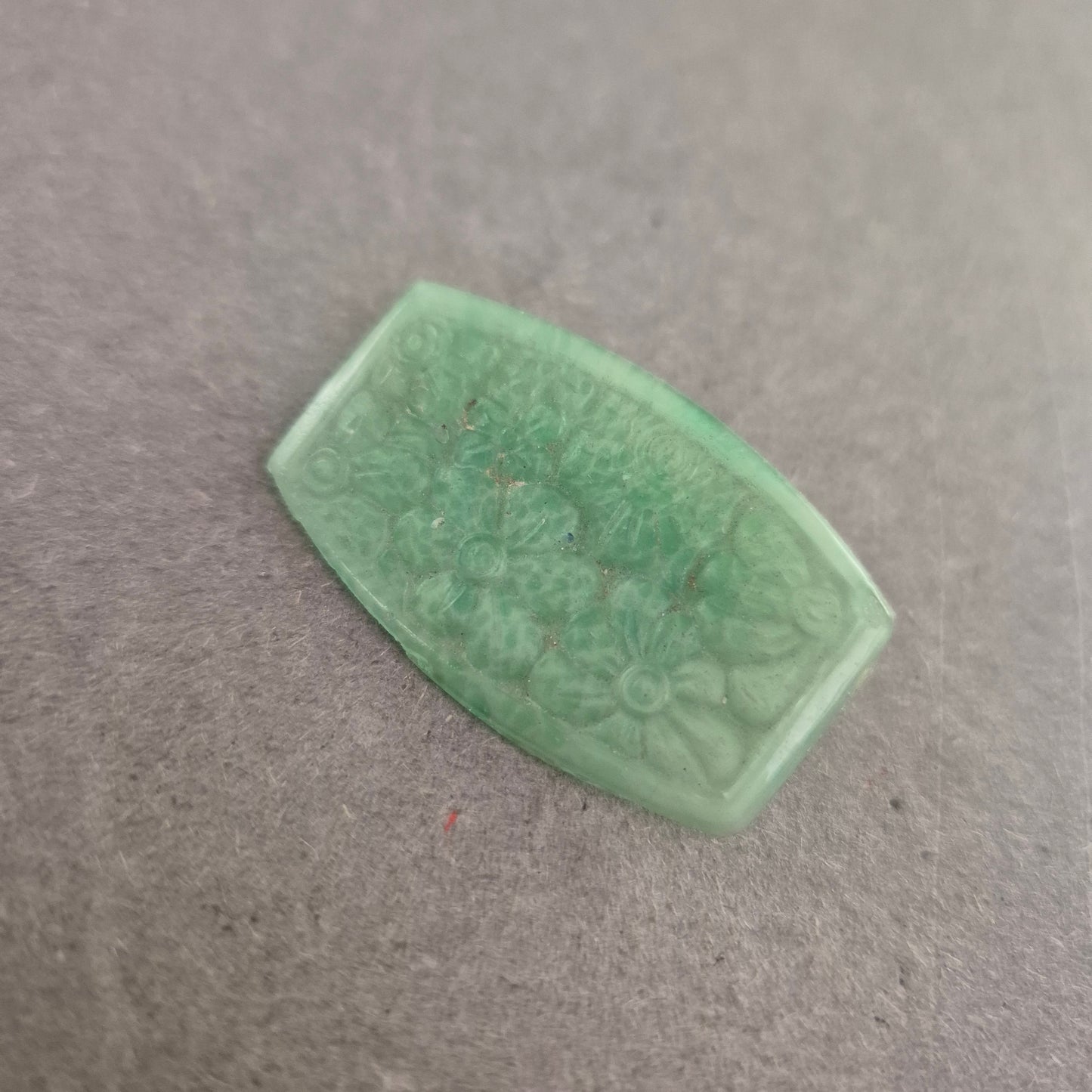 Art-Deco-Stil Brosche – Grüne Kunststoffplatte mit floralem Relief