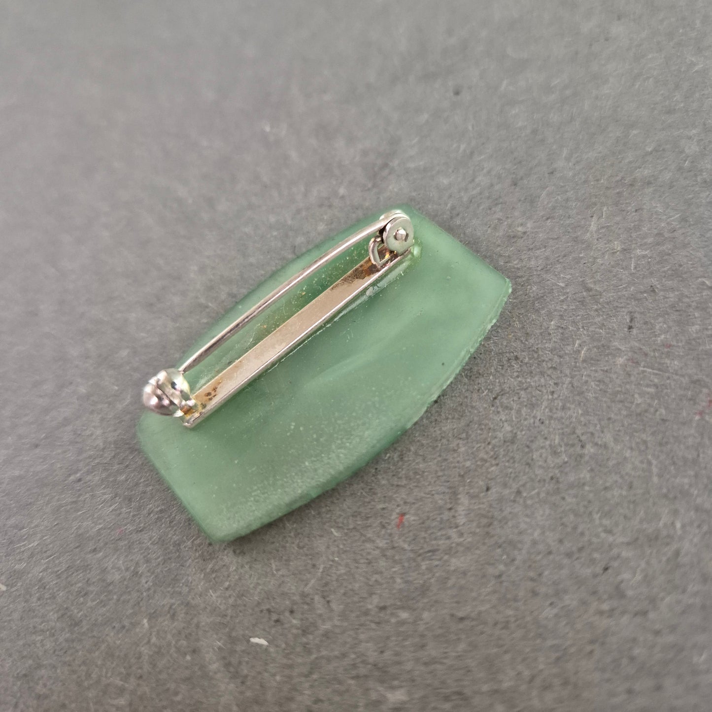 Art-Deco-Stil Brosche – Grüne Kunststoffplatte mit floralem Relief