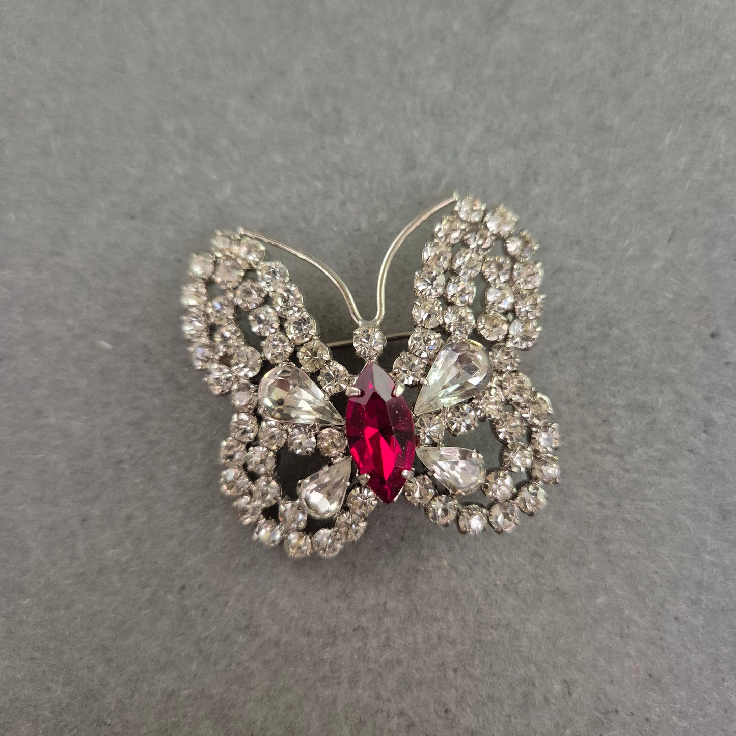 Strassbrosche im Schmetterlingsdesign – Funkelnder Vintage-Look