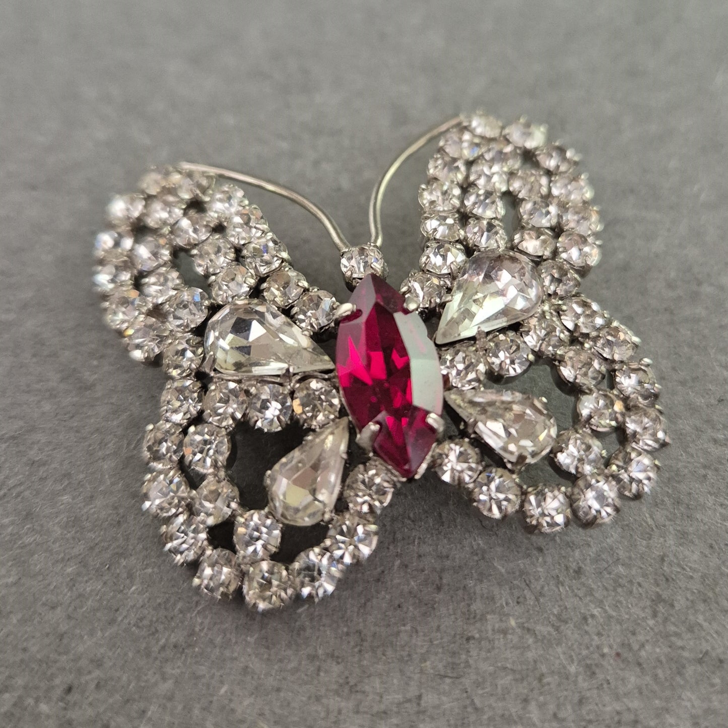 Strassbrosche im Schmetterlingsdesign – Funkelnder Vintage-Look