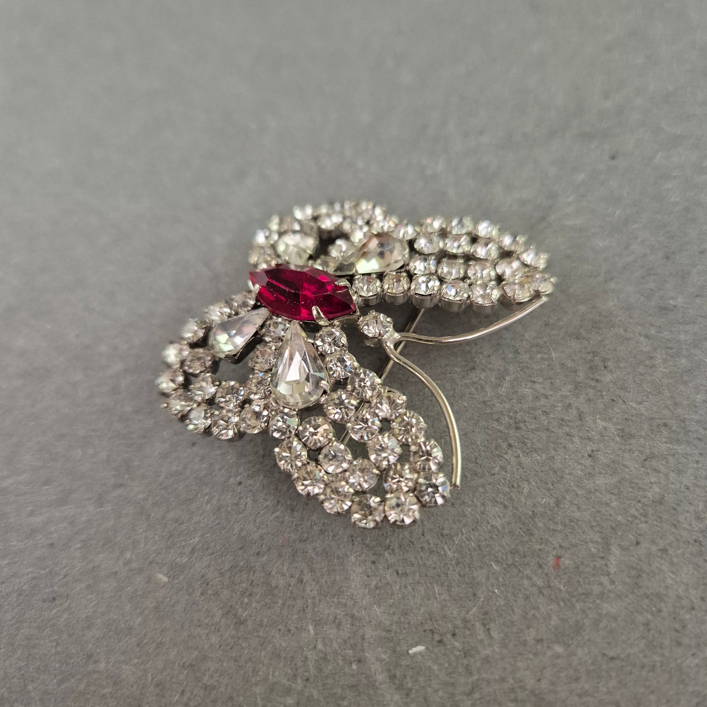 Strassbrosche im Schmetterlingsdesign – Funkelnder Vintage-Look