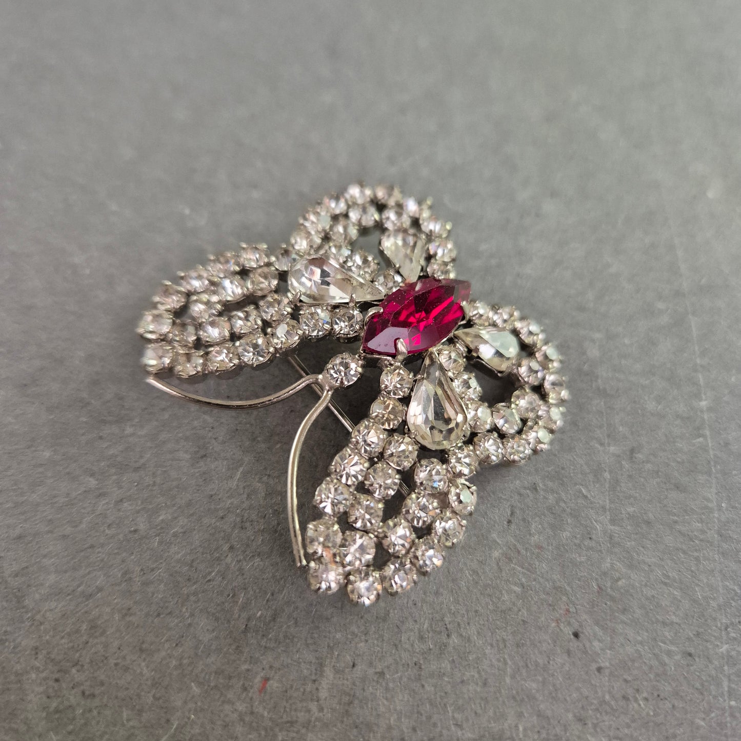 Strassbrosche im Schmetterlingsdesign – Funkelnder Vintage-Look