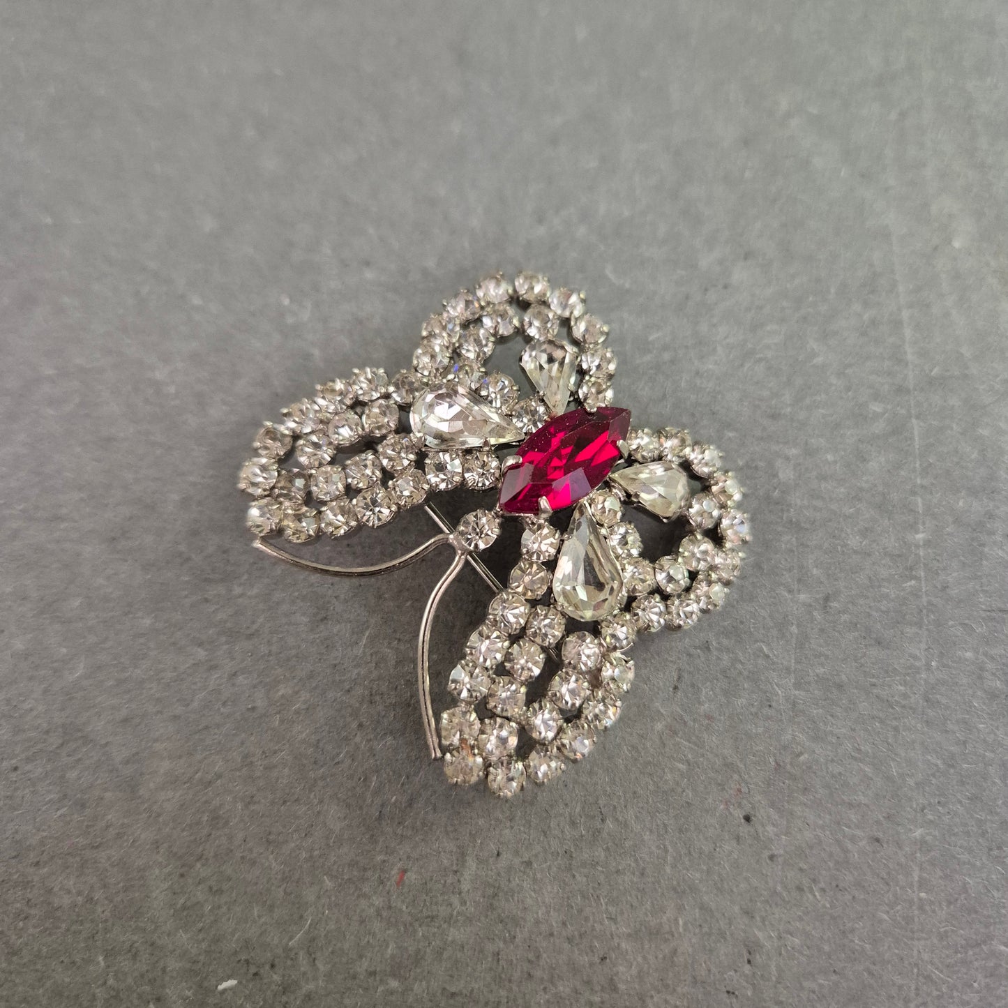 Strassbrosche im Schmetterlingsdesign – Funkelnder Vintage-Look