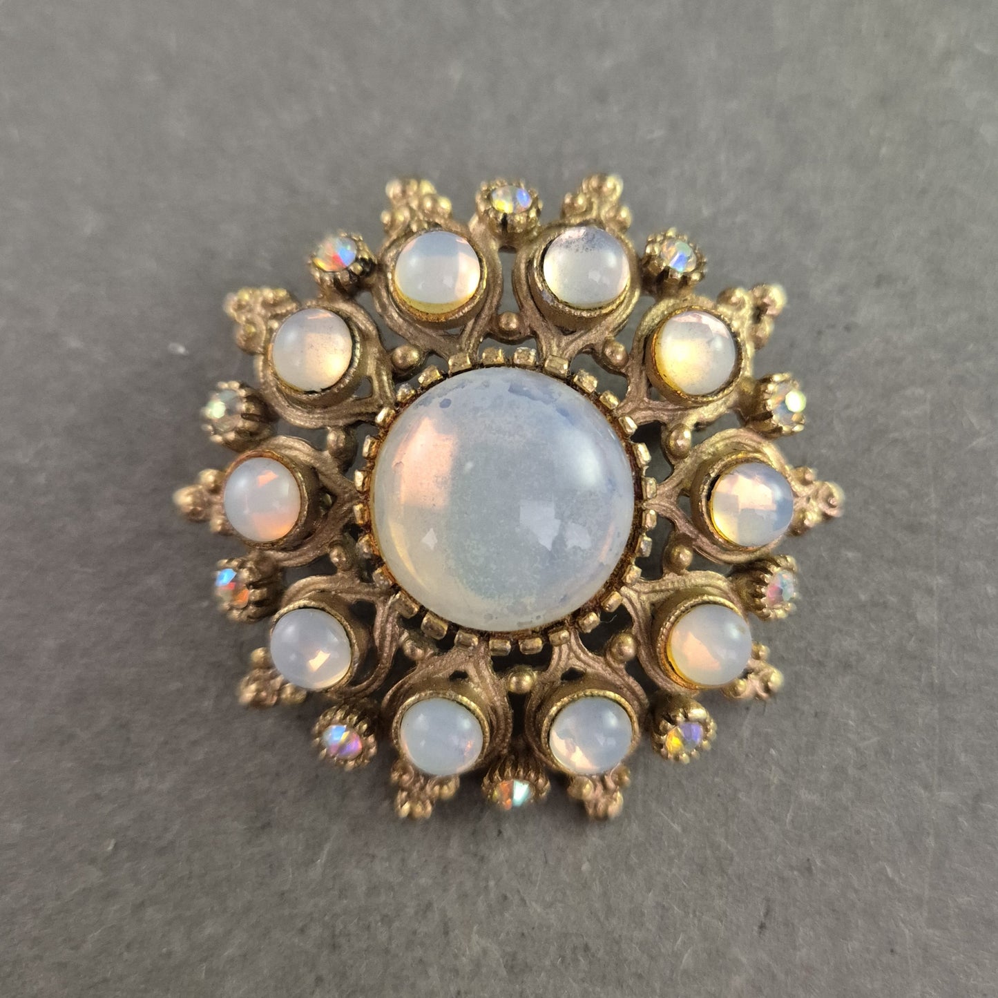 Opalähnliche Vintage-Brosche – Antikgold mit Glascabochons