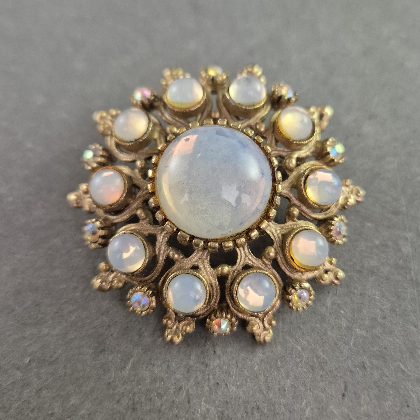 Opalähnliche Vintage-Brosche – Antikgold mit Glascabochons