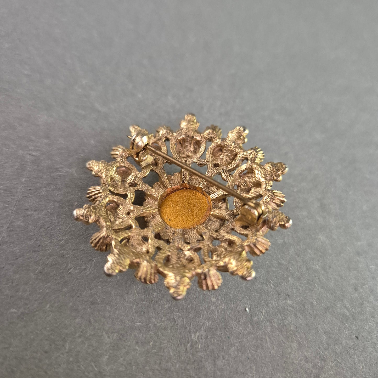 Opalähnliche Vintage-Brosche – Antikgold mit Glascabochons