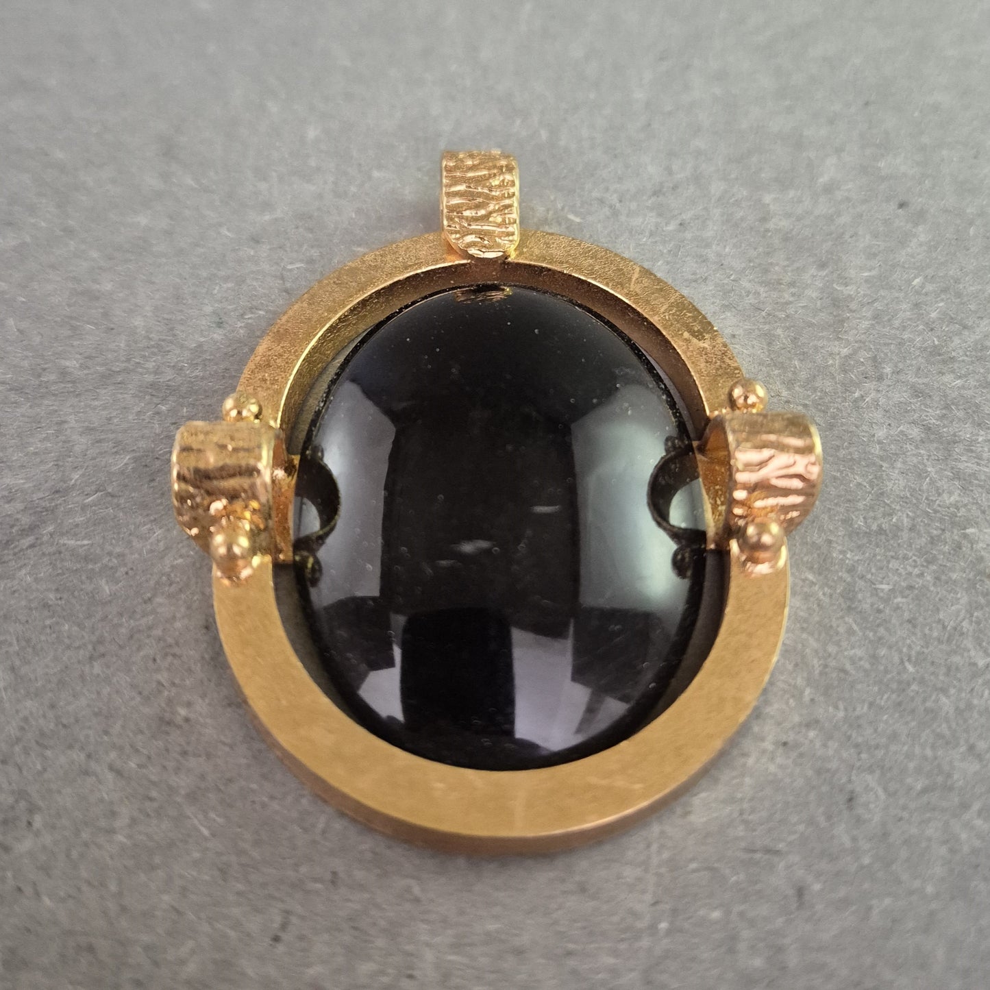 Großer Vintage-Anhänger mit schwarzem Cabochon und Goldrahmen