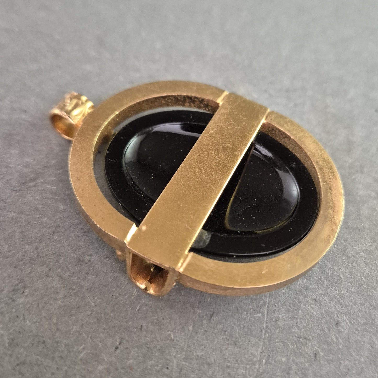 Großer Vintage-Anhänger mit schwarzem Cabochon und Goldrahmen